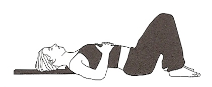 Lijntekening: iemand ligt op de rug met gebogen knieën en de voeten op de grond, het hoofd op een klein kussen en de handen op de borst.